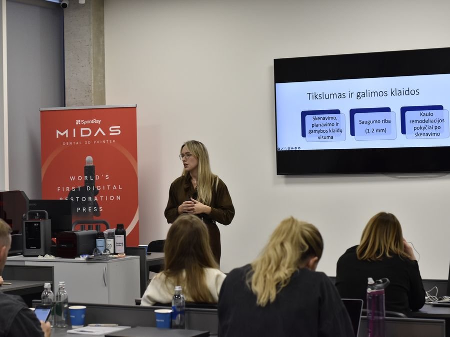 Milda Vitosytė lecturing to a seminar group