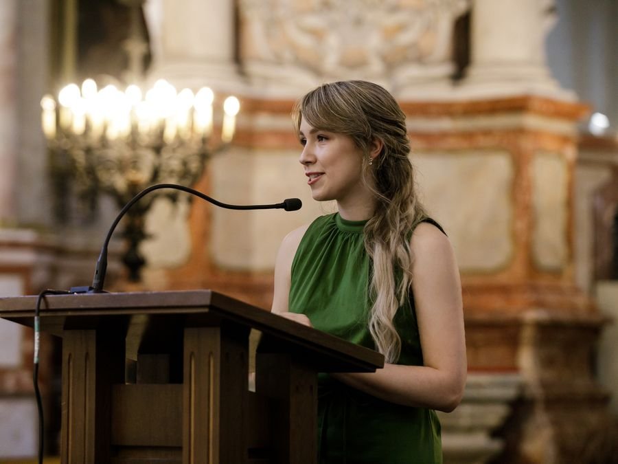 Milda Vitosytė giving a speech at the residency graduation ceremony